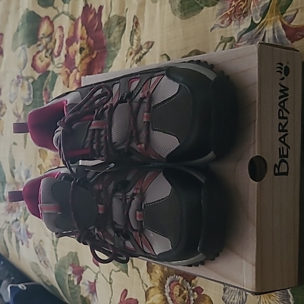 NWT Bearpaw Juniper Women's Sz 9 Hiking Shoes